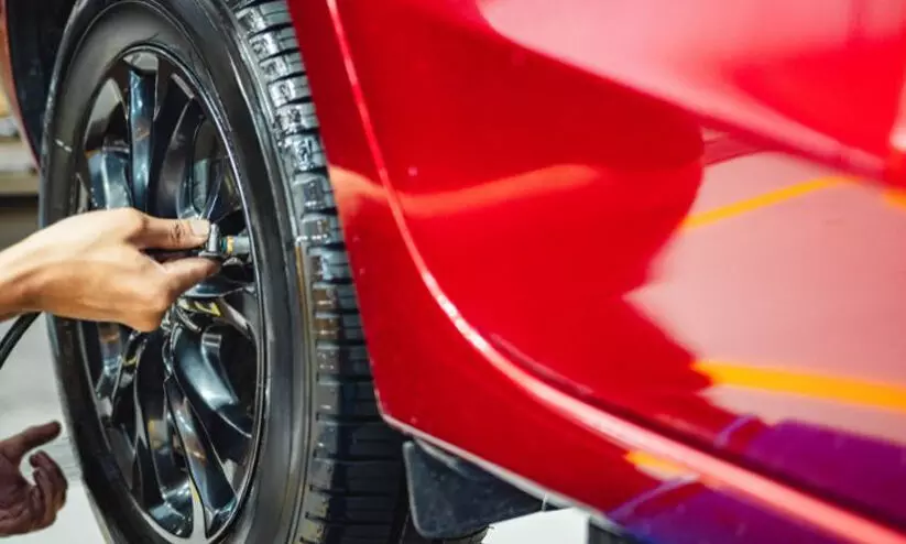 ടയറിൽ കാറ്റ് നിറയ്ക്കുന്നതിനിടെ പൊട്ടിത്തെറിച്ച് ജീവനക്കാരൻ മരിച്ച സംഭവം; സൂപ്പർവൈസർക്ക് മൂന്ന് മാസം തടവ് ടയറിൽ കാറ്റ് നിറയ്ക്കുന്നതിനിടെ പൊട്ടിത്തെറിച്ച് ജീവനക്കാരൻ മരിച്ച സംഭവം; സൂപ്പർവൈസർക്ക് മൂന്ന് മാസം തടവ്