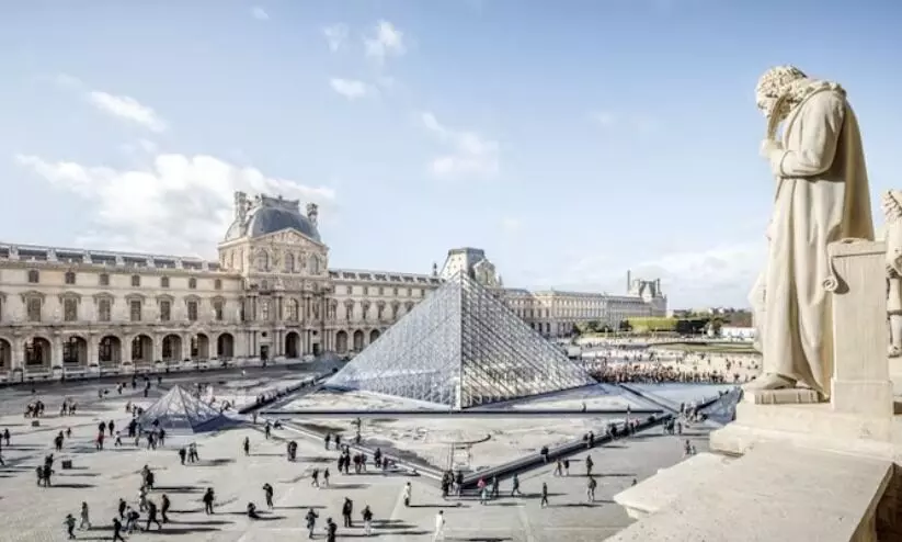 പാരിസിലെ ലൂവ്ര് മ്യൂസിയത്തിൽ വൻ മോഷണം; ഫ്രഞ്ച് ചരിത്രത്തിലെ വിലയേറിയ ആഭരണങ്ങൾ കവർന്നു പാരിസിലെ ലൂവ്ര് മ്യൂസിയത്തിൽ വൻ മോഷണം; ഫ്രഞ്ച് ചരിത്രത്തിലെ വിലയേറിയ ആഭരണങ്ങൾ കവർന്നു