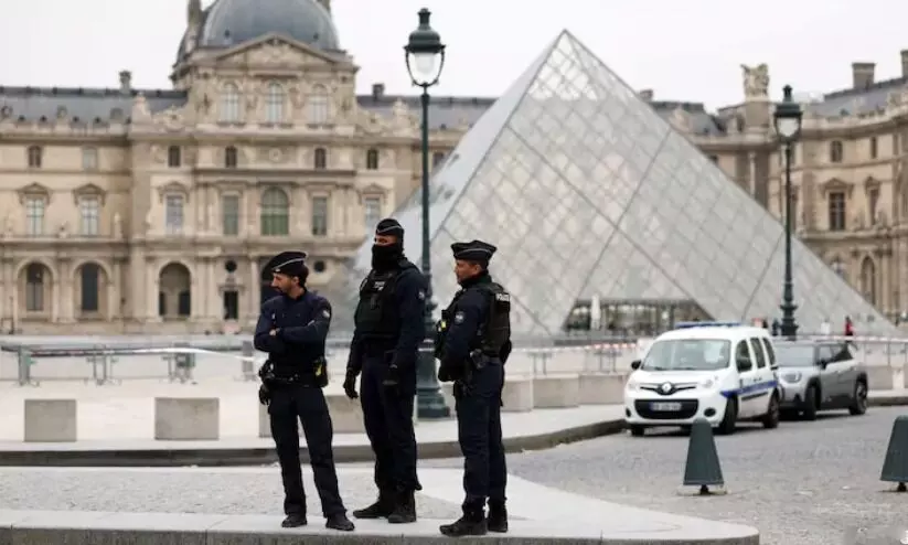 ഡിസ്ക് കട്ടറുമായി കയറി, ജനാല തകർത്ത് അകത്തെത്തി; ലൂവ്ര് മ്യൂസിയത്തിലെ കവർച്ചക്ക് വേണ്ടിവന്നത് ‘ഫ്രഞ്ച് ഫ്രൈസ്’ തയാറാക്കുന്നതിന്റെ പകുതി സമയം! ഡിസ്ക് കട്ടറുമായി കയറി, ജനാല തകർത്ത് അകത്തെത്തി; ലൂവ്ര് മ്യൂസിയത്തിലെ കവർച്ചക്ക് വേണ്ടിവന്നത് ‘ഫ്രഞ്ച് ഫ്രൈസ്’ തയാറാക്കുന്നതിന്റെ പകുതി സമയം!
