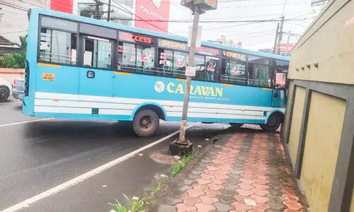 വൺവേ ​​​തെറ്റിച്ച കെ.എസ്.ആർ.ടി.സി ബസിൽ സ്വകാര്യബസ് ഇടിച്ചു