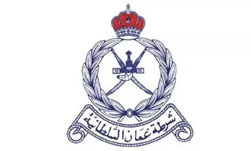 ഇം​തി മ​ല​നി​ര​യി​ൽ കു​ടു​ങ്ങി​യ ട്ര​ക്ക​റെ ര​ക്ഷ​പ്പെ​ടു​ത്തി റോ​യ​ൽ ഒ​മാ​ൻ പൊ​ലീ​സ്