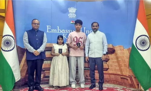 പ്രവാസി ഇന്ത്യക്കാർക്ക് ഇനി ഇ-പാസ്‌പോർട്ട്; ആദ്യ പാസ്‌പോർട്ട് കൈമാറി