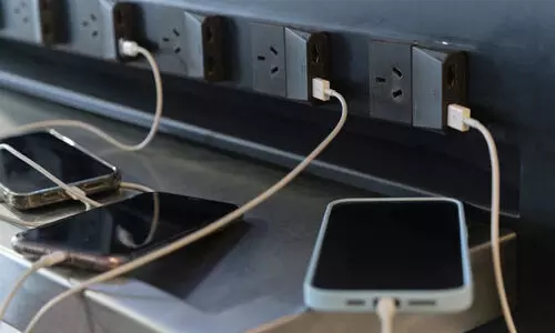 സൂക്ഷിച്ചാൽ ദു:ഖിക്കേണ്ട; പൊതു മൊബൈൽ ചാര്‍ജിങ് പോയിന്‍റുകൾ ഉപയോഗിക്കുന്നവർക്ക് മുന്നറിയിപ്പുമായി കേരള പൊലീസ്