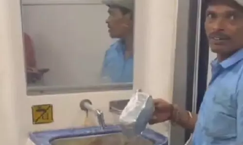 ട്രെയിനിൽ ഭക്ഷണം വിതരണം ചെയ്ത കണ്ടെയ്നറുകൾ കഴുകി മാറ്റി വെച്ചു: വിവാദമായതോടെ ജീവനക്കാരനെ പിരിച്ചുവിട്ടു