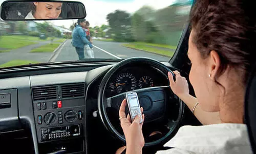 മൊ​ബൈ​ൽ ഫോ​ൺ ഉ​പ​യോ​ഗി​ച്ച് ഡ്രൈ​വി​ങ്ങി​നി​ടെ അ​പ​ക​ടം; ശു​ചീ​ക​ര​ണ തൊ​ഴി​ലാ​ളി മ​രി​ച്ച സം​ഭ​വ​ത്തി​ൽ യു​വ​തി​ക്ക് ആ​റു​മാ​സം ത​ട​വ്