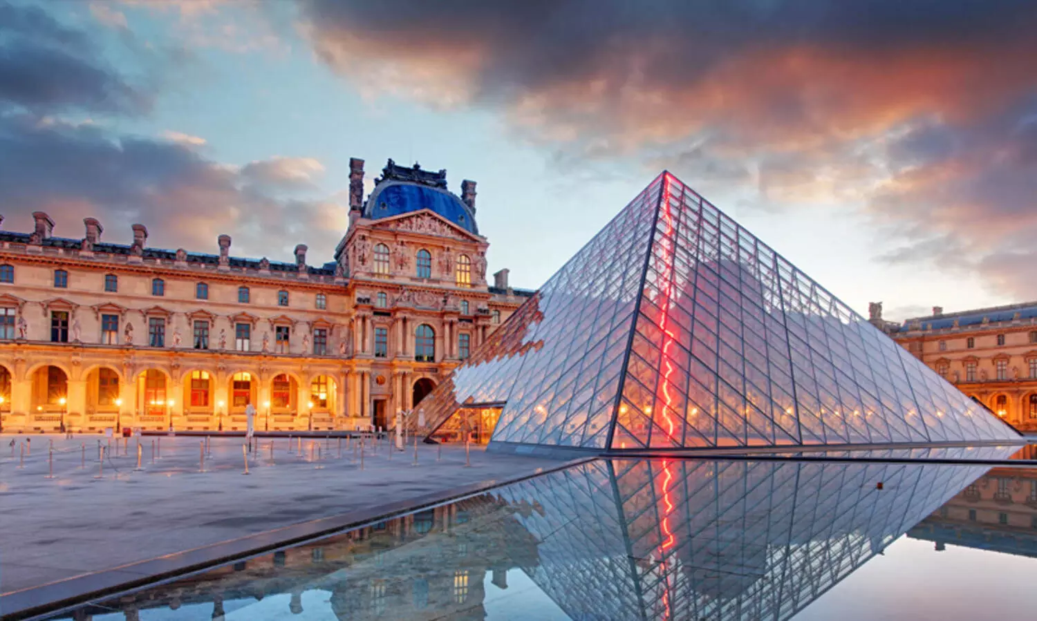 ഹോളിവുഡ് സിനിമയെ  പോലും വെല്ലും മോഷണം; ലൂവ്ര് മ്യൂസിയത്തിലെ മോഷണദൃശ്യങ്ങൾ പുറത്ത് -VIDEO