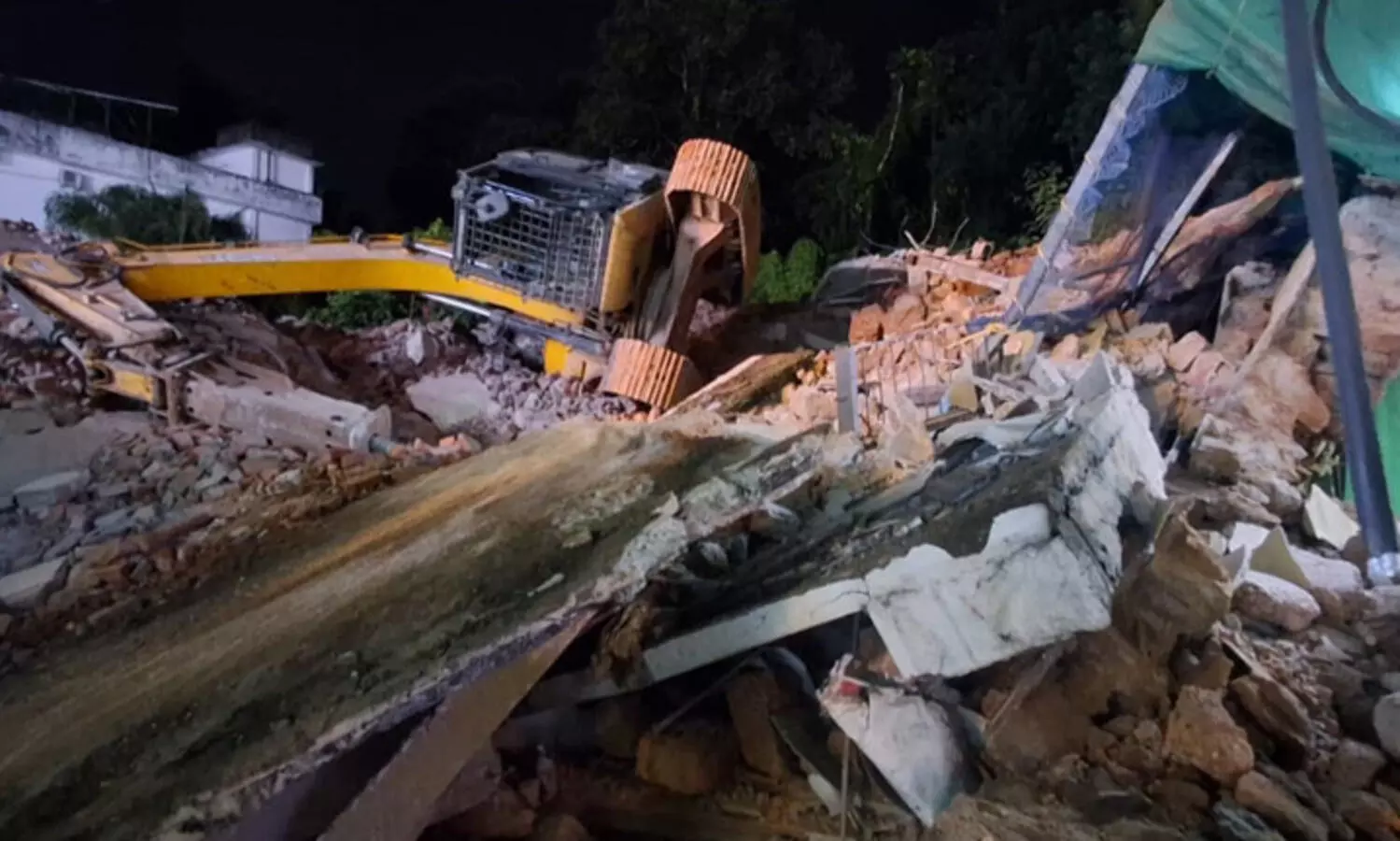 അര നൂറ്റാണ്ടിലേറെ പഴക്കമുള്ള കെട്ടിടം പൊളിക്കുന്നതിനിടെ തകർന്നുവീണു; ഒരാൾക്ക് പരിക്ക്