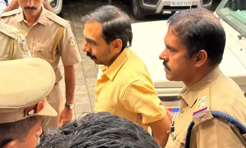 സ്വർണം വിറ്റ് പണമാക്കിയെന്ന് സമ്മതിച്ച് ഉണ്ണികൃഷ്ണൻ പോറ്റി; ഗൂഢാലോചനയിൽ 15ലേറെ പേർക്ക് പങ്ക് സ്വർണം വിറ്റ് പണമാക്കിയെന്ന് സമ്മതിച്ച് ഉണ്ണികൃഷ്ണൻ പോറ്റി; ഗൂഢാലോചനയിൽ 15ലേറെ പേർക്ക് പങ്ക്