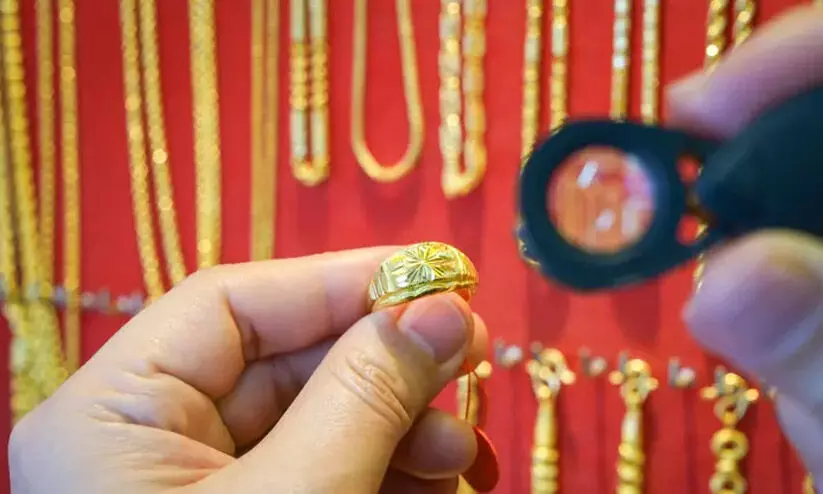 വില ലക്ഷം കടക്കും; കൈയിലെ സ്വർണം പരിശുദ്ധമാണോയെന്ന് എളുപ്പം നോക്കാം വില ലക്ഷം കടക്കും; കൈയിലെ സ്വർണം പരിശുദ്ധമാണോയെന്ന് എളുപ്പം നോക്കാം