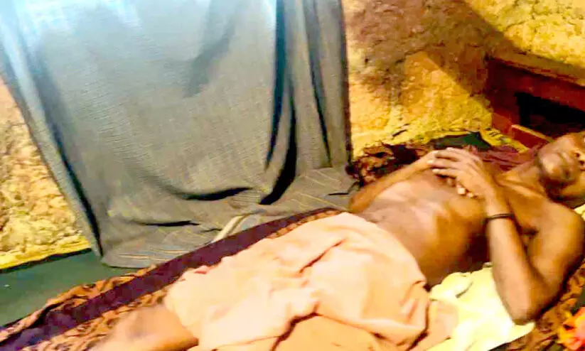 വിദഗ്ധ ചികിത്സയും ആരോഗ്യ പരിചരണവുമില്ല; ആദിവാസി സഹോദരങ്ങള് ദുരിതക്കയത്തില് വിദഗ്ധ ചികിത്സയും ആരോഗ്യ പരിചരണവുമില്ല; ആദിവാസി സഹോദരങ്ങള് ദുരിതക്കയത്തില്