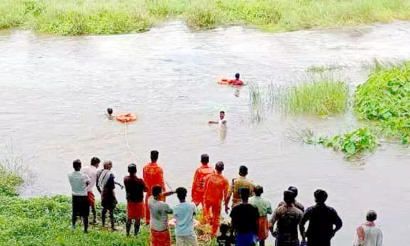 കുളിക്കാനിറങ്ങിയ രണ്ടുപേർ ഒഴുക്കിൽപെട്ടു; തിരച്ചിലിനൊടുവിൽ ഒരാളെ രക്ഷപ്പെടുത്തി