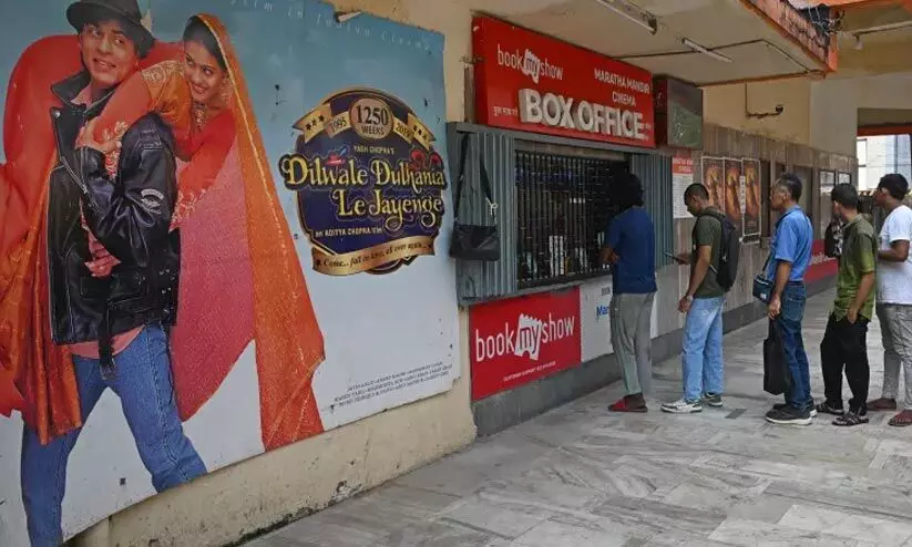 ഹിന്ദി സിനിമയുടെ മുഖച്ഛായ മാറ്റിമറിച്ച ഡി.ഡി.എൽ.ജെക്ക് 30 വയസ്സ്; ആഘോഷമാക്കി മുംബൈയിലെ തിയറ്റർ ഹിന്ദി സിനിമയുടെ മുഖച്ഛായ മാറ്റിമറിച്ച ഡി.ഡി.എൽ.ജെക്ക് 30 വയസ്സ്; ആഘോഷമാക്കി മുംബൈയിലെ തിയറ്റർ