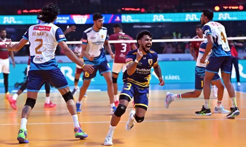 പ്രൈം വോളി: കേരള ഡെർബിയിൽ കാലിക്കറ്റ് ഹീറോസിനെ തകർത്ത് കൊച്ചി ബ്ലൂ സ്പൈക്കേഴ്സ് പ്രൈം വോളി: കേരള ഡെർബിയിൽ കാലിക്കറ്റ് ഹീറോസിനെ തകർത്ത് കൊച്ചി ബ്ലൂ സ്പൈക്കേഴ്സ്