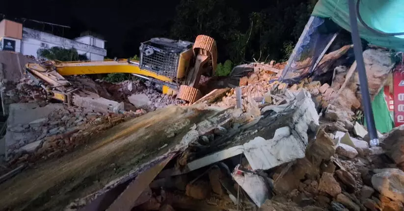 അര നൂറ്റാണ്ടിലേറെ പഴക്കമുള്ള കെട്ടിടം പൊളിക്കുന്നതിനിടെ തകർന്നുവീണു; ഒരാൾക്ക് പരിക്ക്