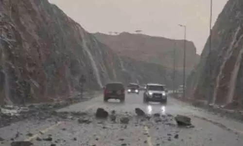 കിഴക്കൻ മേഖലയിൽ ശക്തമായ മഴ; മസാഫിയിൽ റോഡിലേക്ക് പാറകൾ പതിച്ചു കിഴക്കൻ മേഖലയിൽ ശക്തമായ മഴ; മസാഫിയിൽ റോഡിലേക്ക് പാറകൾ പതിച്ചു