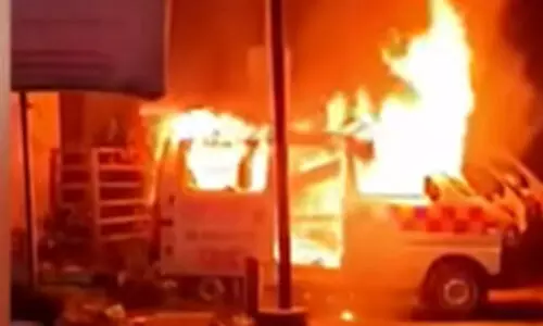 രാഷ്ട്രീയ സംഘർഷത്തിൽ ഇരയായി ആംബുലൻസുകൾ; എസ്.ഡി.പി​.ഐയുടേത് തകർത്തു, ഡി.വൈ.എഫ്.ഐയുടേത് കത്തിച്ചു