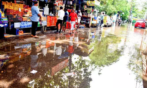 ശക്തമായ മഴ; സൗത്ത് റെയിൽവേ സ്റ്റേഷൻ പരിസരം മുങ്ങി ശക്തമായ മഴ; സൗത്ത് റെയിൽവേ സ്റ്റേഷൻ പരിസരം മുങ്ങി