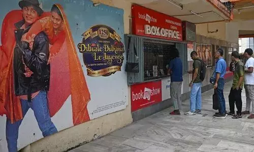 ഹിന്ദി സിനിമയുടെ മുഖച്ഛായ മാറ്റിമറിച്ച ഡി.ഡി.എൽ.ജെക്ക് 30 വയസ്സ്; ആഘോഷമാക്കി മുംബൈയിലെ തിയറ്റർ