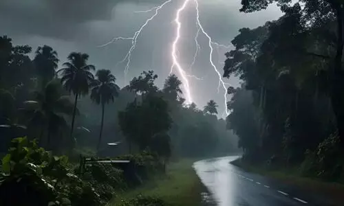 തു​ലാ​വ​ർ​ഷം; ഇ​ടി​മി​ന്ന​ൽ വ്യാ​പ​കം, വേ​ണം ക​രു​ത​ൽ