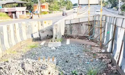 മു​ഴ​പ്പി​ല​ങ്ങാ​ട് ന​ട​പ്പാലം നി​ർ​മാ​ണം നി​ല​ച്ച​നി​ല​യി​ൽ