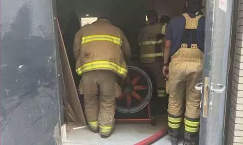 ഷു​വൈ​ഖ് ഇ​ൻ​ഡ​സ്ട്രി​യ​ൽ ഏ​രി​യ​യി​ൽ മ​ര​പ്പ​ണി ക​ട​യി​ൽ തീ​പി​ടി​ച്ചു