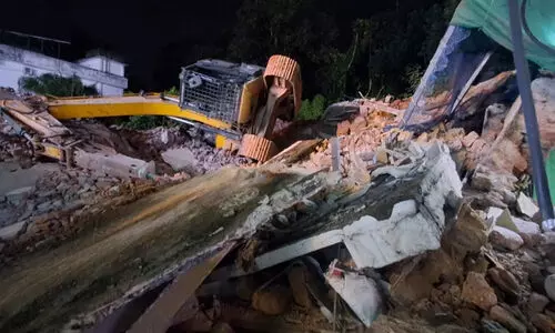 അര നൂറ്റാണ്ടിലേറെ പഴക്കമുള്ള കെട്ടിടം പൊളിക്കുന്നതിനിടെ തകർന്നുവീണു; ഒരാൾക്ക് പരിക്ക്