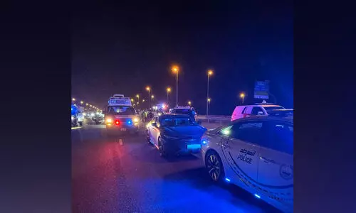 കാറിന്റെ ക്രൂസ് നിയന്ത്രണം നഷ്ടമായി: ഡ്രൈവറെ രക്ഷപ്പെടുത്തി പൊലീസ് കാറിന്റെ ക്രൂസ് നിയന്ത്രണം നഷ്ടമായി: ഡ്രൈവറെ രക്ഷപ്പെടുത്തി പൊലീസ്