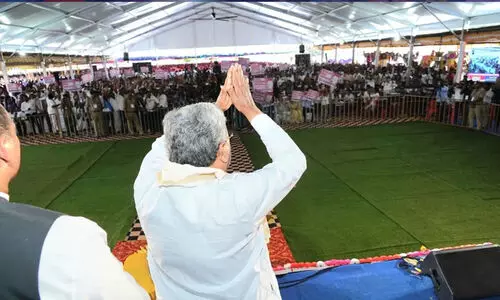 കർണാടക മുഖ്യമന്ത്രി സിദ്ധരാമയ്യയുടെ പരിപാടിയിൽ തിക്കിലും തിരക്കിലുംപെട്ട് 13 പേർ തളർന്നുവീണു