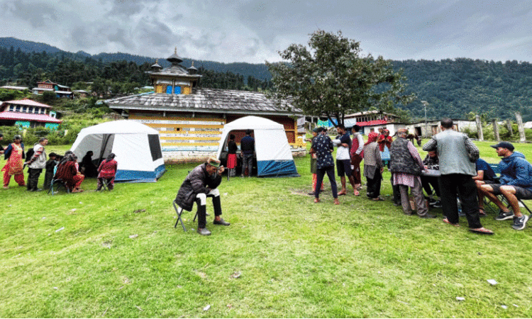 ഉത്തരഖണ്ഡിലെ 14 വിദൂര ഗ്രാമങ്ങളിൽ മണിക്കൂറുകൾ ട്രക്കിങ് നടത്തി മെഡിക്കൽ ക്യാമ്പ്; ഉത്തരേന്ത്യൻ ജനതക്ക് ഈ മലയാളി ഡോക്ടർമാർ ദൈവത്തിന്‍റെ അവതാരങ്ങൾ