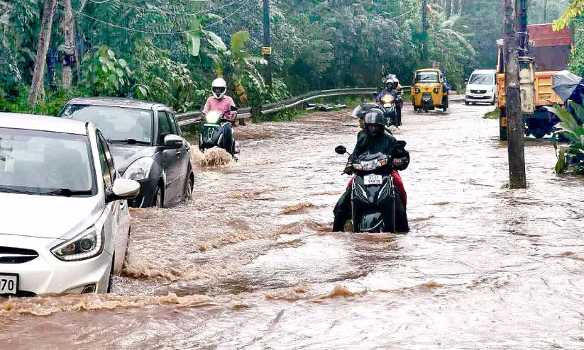 മലയോര മേഖലയില് മഴ ശക്തം; വ്യാപക നാശനഷ്ടം ഇളവട്ടം മുതൽ കുറുപുഴ വരെ തിരുവനന്തപുരം-തെങ്കാശി റോഡ് വെള്ളത്തിൽ മുങ്ങി മലയോര മേഖലയില് മഴ ശക്തം; വ്യാപക നാശനഷ്ടം ഇളവട്ടം മുതൽ കുറുപുഴ വരെ തിരുവനന്തപുരം-തെങ്കാശി റോഡ് വെള്ളത്തിൽ മുങ്ങി