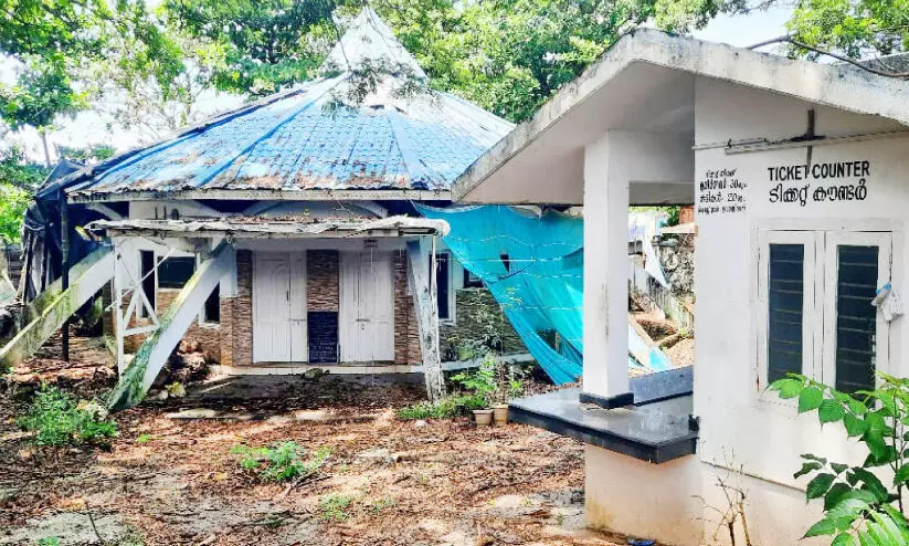 Isolation,Neglect,Closure,Decay,Suburbia,കോഴിക്കോട്, അക്വേറിയം,കോർപറേഷൻ