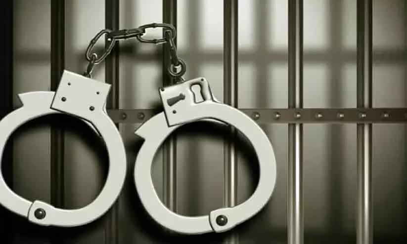 ജോലി ദുരുപയോഗം: മൂന്ന് ഉദ്യോഗസ്ഥർ പിടിയിൽ ജോലി ദുരുപയോഗം: മൂന്ന് ഉദ്യോഗസ്ഥർ പിടിയിൽ