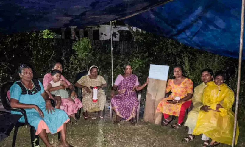 മാറ്റിസ്ഥാപിച്ച കള്ളുഷാപ്പിന് മുന്നിൽ പന്തൽ കെട്ടി സമരം മാറ്റിസ്ഥാപിച്ച കള്ളുഷാപ്പിന് മുന്നിൽ പന്തൽ കെട്ടി സമരം