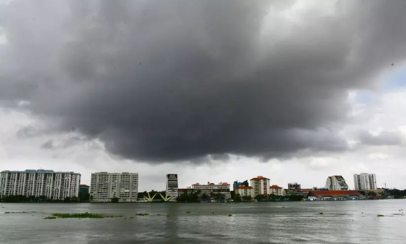 മിന്നലേറ്റ് വീടിന് കേടുപാട് മിന്നലേറ്റ് വീടിന് കേടുപാട്
