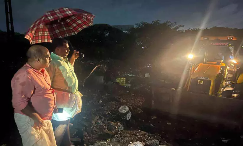 രാത്രിയുടെ മറവിൽ മാലിന്യം കുഴിച്ചുമൂടാൻ നഗരസഭ; സി.പി.എം നേതാക്കളെത്തി തടഞ്ഞു