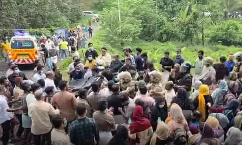 കോഴിക്കോട് താമരശ്ശേരിയിൽ അറവ് മാലിന്യ സംസ്‌കരണ കേന്ദ്രത്തിന് നാട്ടുകാർ തീയിട്ടു; സംഘർഷം, കല്ലേറ്, ലാത്തിച്ചാർജ്; റൂറൽ എസ്.പി ബൈജുവിന് പരിക്ക്