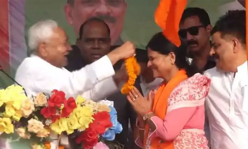 നിതീഷ് കുമാർ ശരിക്കും ആരോഗ്യവാനാണോ? എങ്കിൽ എന്തിനാണ് എഴുതിക്കൊടുത്ത പ്രംസംഗം വായിച്ചിട്ട് ഇങ്ങനെ പെരുമാറുന്നത്? കടുത്ത വിമർശനവുമായി തേജസ്വി യാദവ് നിതീഷ് കുമാർ ശരിക്കും ആരോഗ്യവാനാണോ? എങ്കിൽ എന്തിനാണ് എഴുതിക്കൊടുത്ത പ്രംസംഗം വായിച്ചിട്ട് ഇങ്ങനെ പെരുമാറുന്നത്? കടുത്ത വിമർശനവുമായി തേജസ്വി യാദവ്