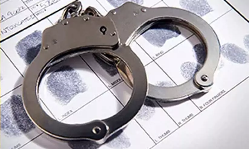 വനിത വാച്ചറെ പീഡിപ്പിക്കാൻ ശ്രമിച്ച ഫോറസ്റ്റ് ഓഫിസർ അറസ്റ്റിൽ വനിത വാച്ചറെ പീഡിപ്പിക്കാൻ ശ്രമിച്ച ഫോറസ്റ്റ് ഓഫിസർ അറസ്റ്റിൽ