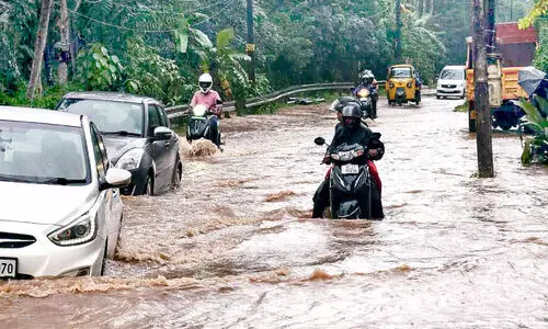 മലയോര മേഖലയില് മഴ ശക്തം; വ്യാപക നാശനഷ്ടം ഇളവട്ടം മുതൽ കുറുപുഴ വരെ തിരുവനന്തപുരം-തെങ്കാശി റോഡ് വെള്ളത്തിൽ മുങ്ങി മലയോര മേഖലയില് മഴ ശക്തം; വ്യാപക നാശനഷ്ടം ഇളവട്ടം മുതൽ കുറുപുഴ വരെ തിരുവനന്തപുരം-തെങ്കാശി റോഡ് വെള്ളത്തിൽ മുങ്ങി