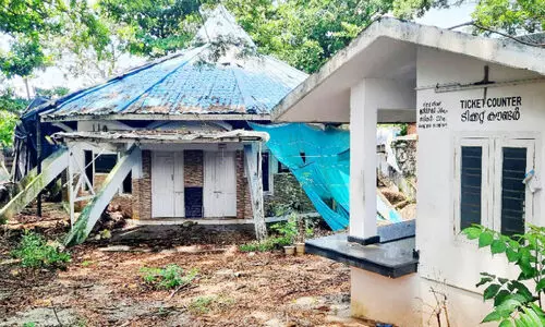 Isolation,Neglect,Closure,Decay,Suburbia,കോഴിക്കോട്, അക്വേറിയം,കോർപറേഷൻ