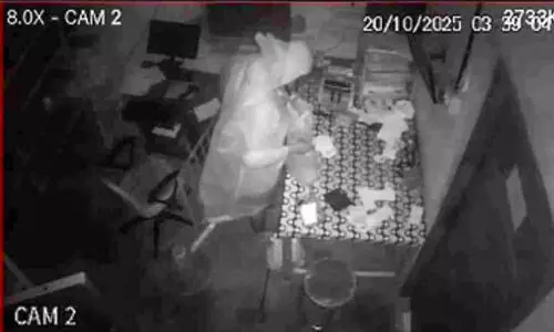 വിൽപനശാലയിൽനിന്ന്  2.16 ലക്ഷത്തിന്റെ  ലോട്ടറി ടിക്കറ്റ് മോഷ്ടിച്ചു വിൽപനശാലയിൽനിന്ന്  2.16 ലക്ഷത്തിന്റെ  ലോട്ടറി ടിക്കറ്റ് മോഷ്ടിച്ചു