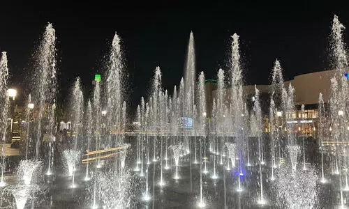 ജുബൈൽ ഫനാതീറിൽ ജലധാരകളുടെ വർണക്കാഴ്ച