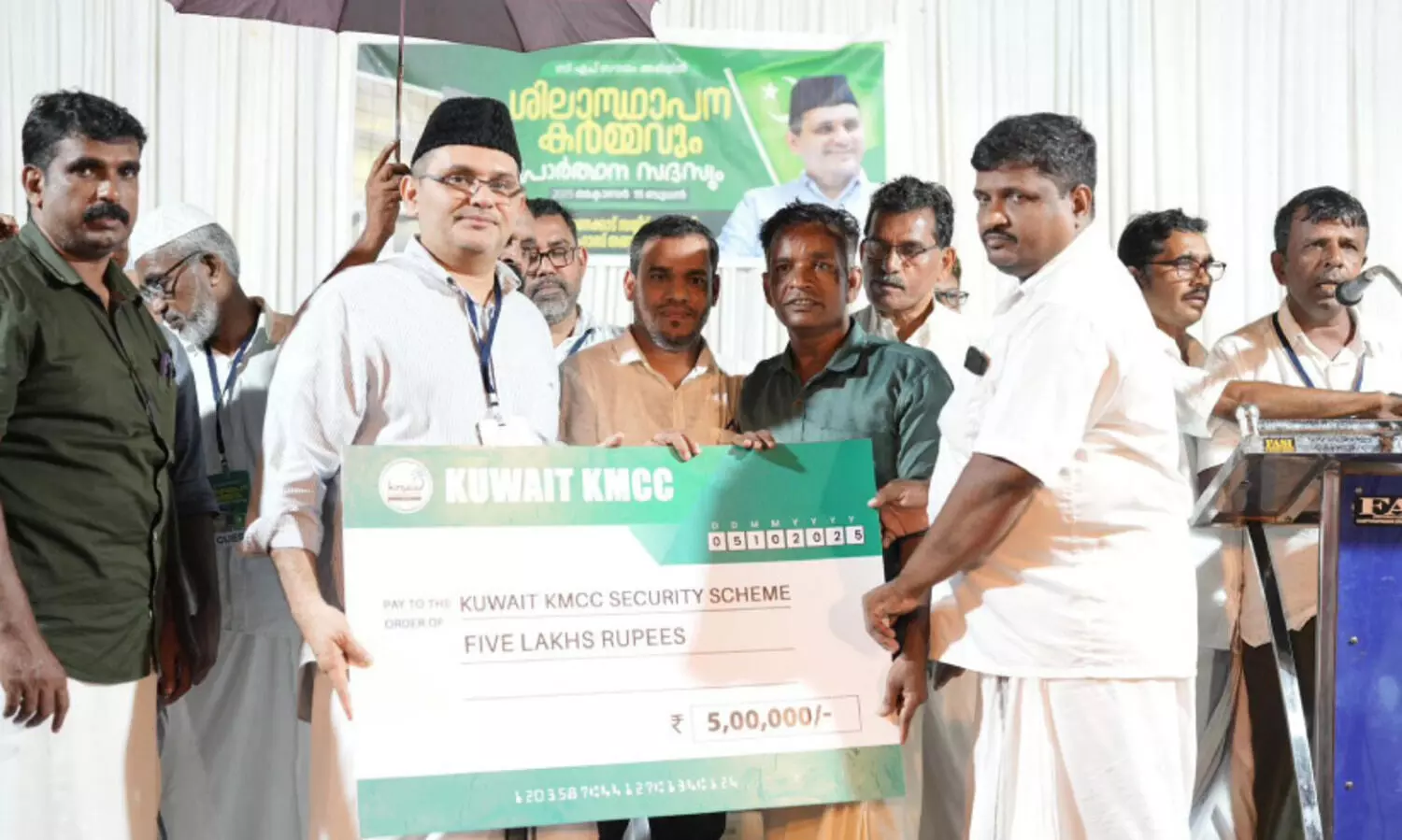 കെ.​എം.​സി.​സി സോ​ഷ്യ​ൽ സെ​ക്യൂ​രി​റ്റി സ്കീം ​കൈ​മാ​റി