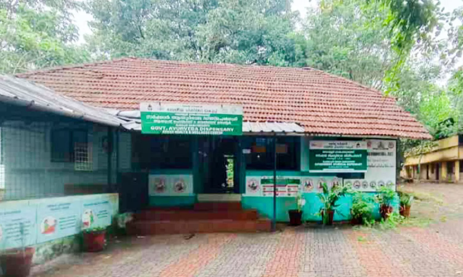 കെ​ട്ടി​ടം നി​ർ​മി​ച്ചി​ട്ട് ര​ണ്ടുപ​തി​റ്റാ​ണ്ട്; അ​ല​ന​ല്ലൂ​ർ ആ​യു​ർ​വേ​ദ ഡി​സ്പെ​ൻ​സ​റി​യി​ൽ കി​ട​ത്തി ചി​കി​ത്സ​ക്ക് അ​നു​മ​തി​യാ​യി​ല്ല