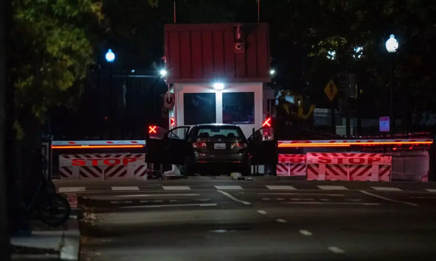 വൈറ്റ് ഹൗസിലേക്ക് കാർ ഇടിച്ചു കയറ്റി; ഡ്രൈവർ അറസ്റ്റിൽ