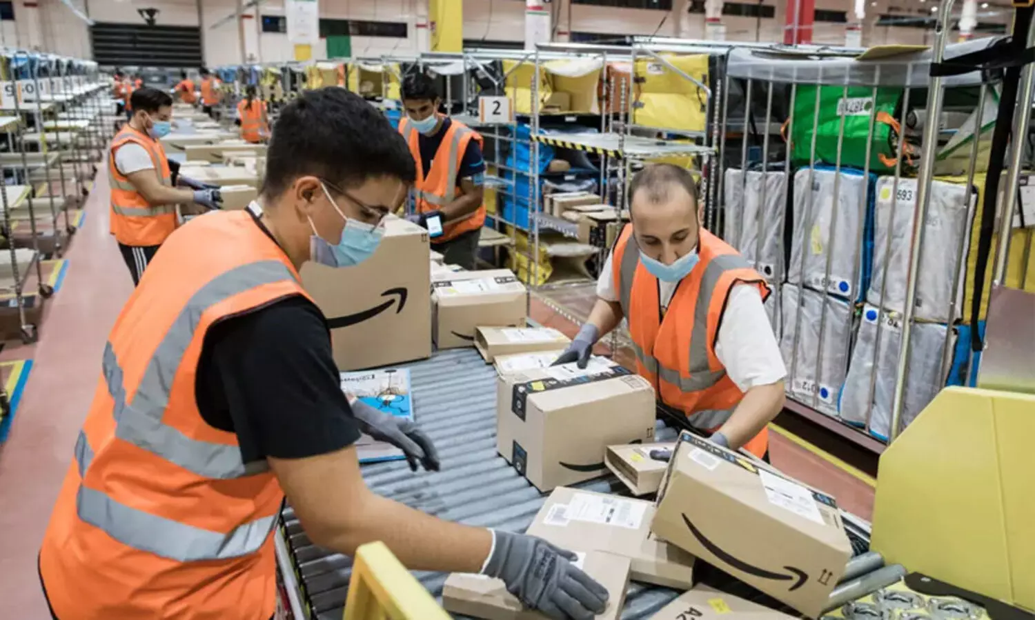 അഞ്ച് ലക്ഷം ജീവനക്കാരെ ആമസോൺ പിരിച്ചുവിടുന്നു; പകരം റോബോട്ടുകൾ