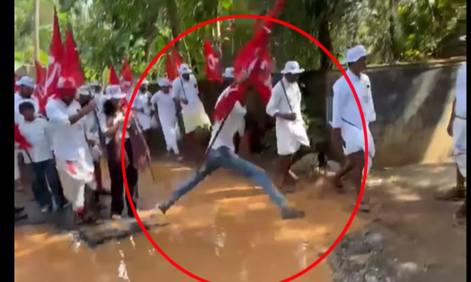 ‘റോഡാണോ, ഇത് തോടാണോ ...’ ചാടിക്കടന്ന് സി.പി.എം പ്രവർത്തകർ, എൽ.ഡി.എഫ് വികസന ജാഥയെന്ന് ബി.ജെ.പി; യാഥാർഥ്യം അറിയാം