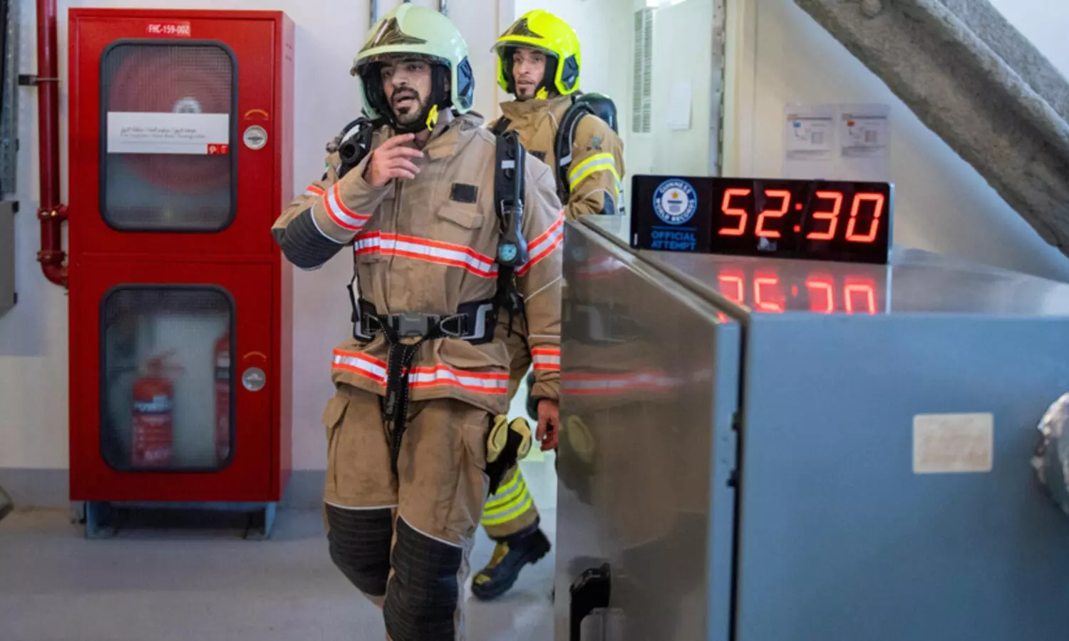 ബുർജ്​ ഖലീഫ നടന്നുകയറി: സിവിൽ ഡിഫൻസിന്​ ഗിന്നസ്​ റെക്കോഡ്​