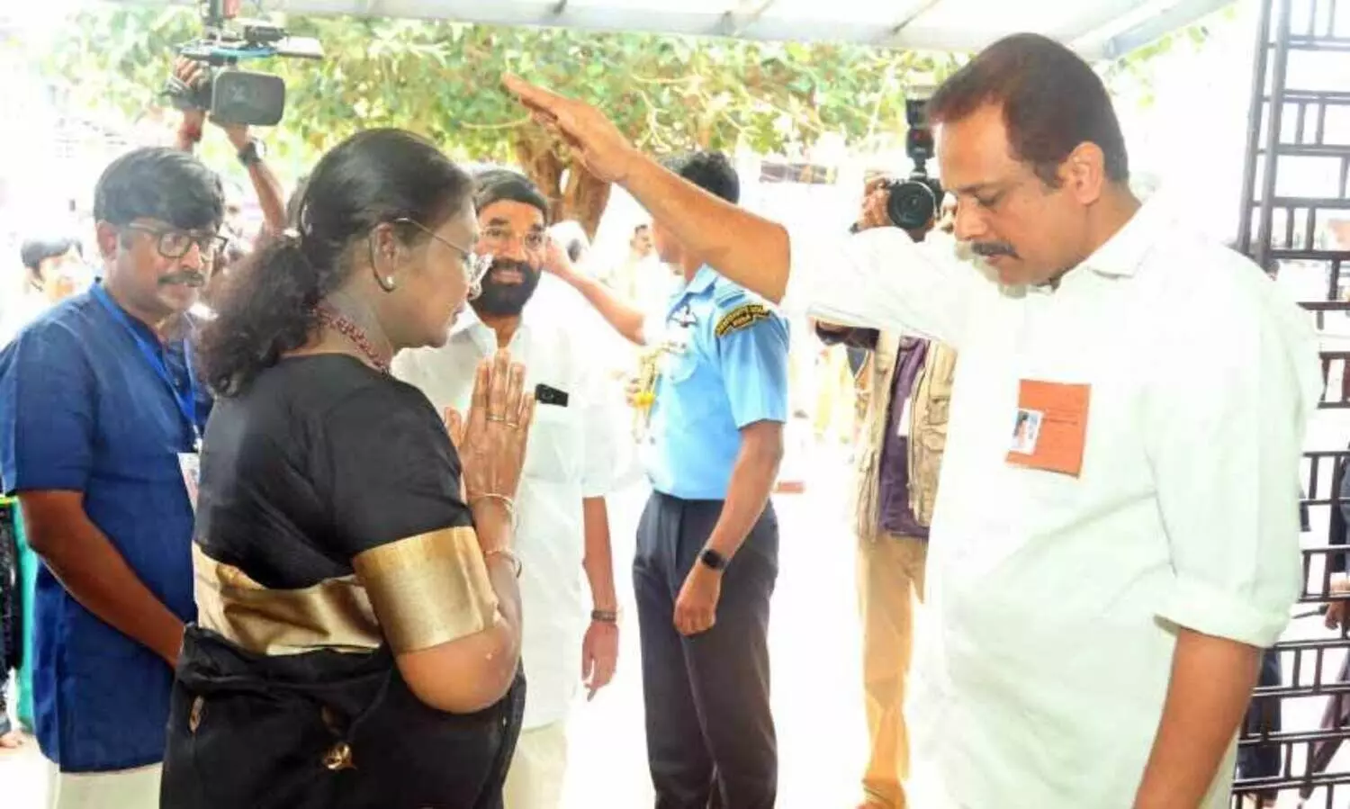 മാലയിട്ട്, കറുപ്പണിഞ്ഞെത്തിയ രാഷ്ട്രപതിക്ക് സുഖദർശനം