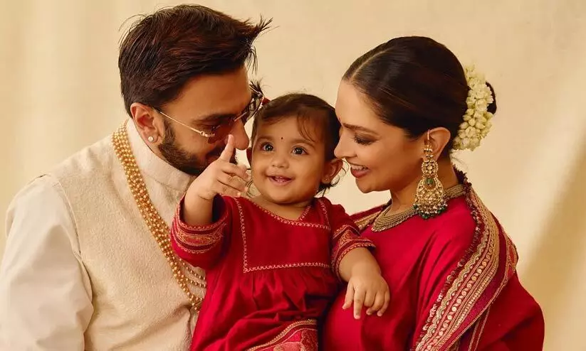 ഇതാണ് ആരാധകർ കാണാൻ കാത്തിരുന്ന ദുആ; ആദ്യമായി മകളുടെ ചിത്രങ്ങൾ പങ്കുവെച്ച് ദീപികയും രൺവീറും ഇതാണ് ആരാധകർ കാണാൻ കാത്തിരുന്ന ദുആ; ആദ്യമായി മകളുടെ ചിത്രങ്ങൾ പങ്കുവെച്ച് ദീപികയും രൺവീറും